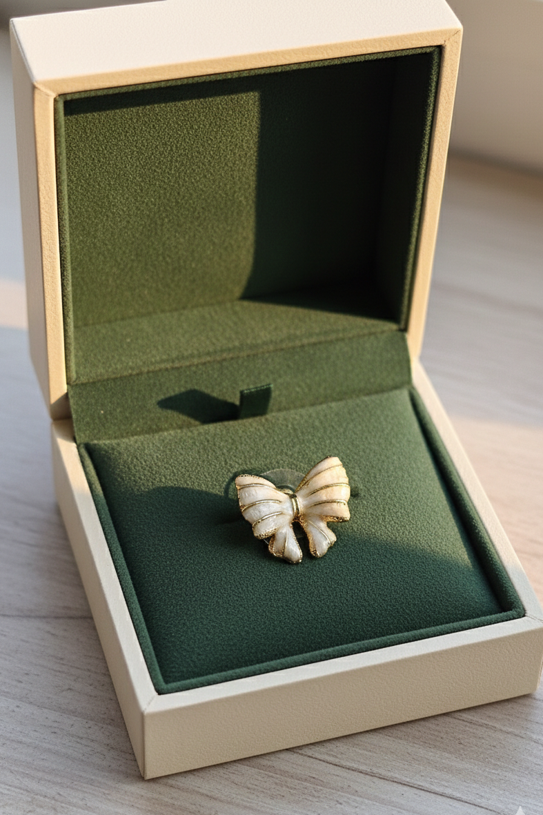 Blanc Ribbon Studs